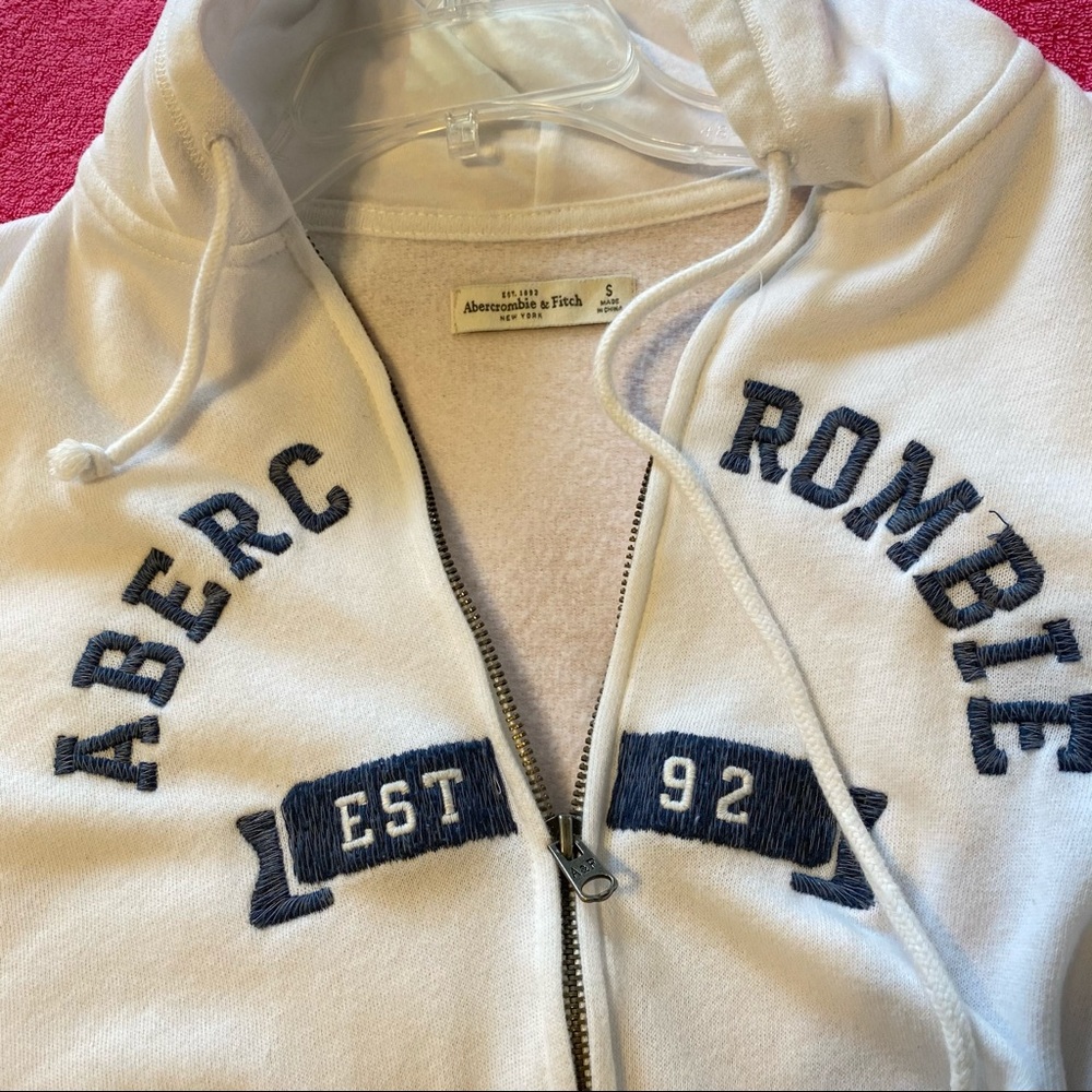 White Abercrombie & Fitch sweater